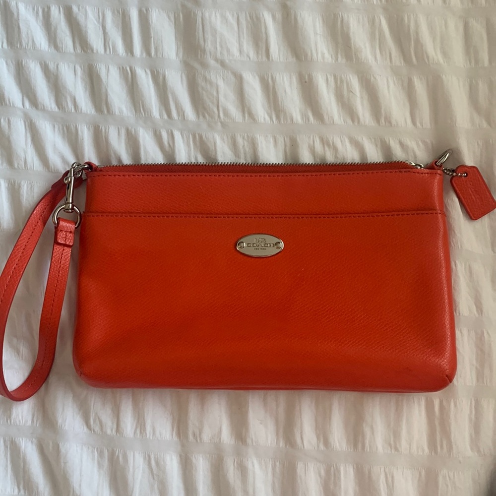 Cute lil Coach clutch! Perfect for spring/summer!